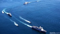 Kapal perang dari sejumlah negara tiba di Perairan Teluk Bayur, Minggu (10/4/2016). Ist/Puspen TNI.