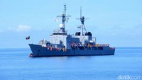 Sebuah kapal perang peserta Komodo 2016 tiba di Perairan Teluk Bayur. Ist/Puspen TNI.