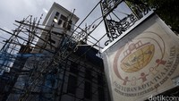 Pekerja menyelesaikan proyek Revitalisasi Kota Tua, Senin (11/4/2016).