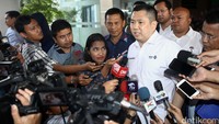 HT menjawab pertanyaan wartawan.