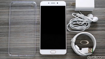 Selain unit F1 Plus, ada charger berikut kabel USB serta earphone dalam paket penjualannya. Foto: detikINET - Anggoro Suryo Jati