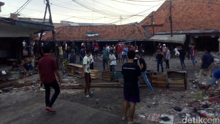 Warga Sempat Blokir Jalan Masuk Pasar Ikan yang Mau Ditertibkan