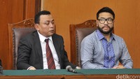 Di sidang putusan kali ini, Eka datang bersama kuasa hukumnya, Fachry. Pool/Noel/detikFoto.
