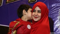 Aww, Arsen mengecup sang ibu tercinta. Pool/Palevi S/detikFoto.