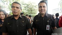 Barita Simanjuntak (kanan) saat tiba di gedung KPK. Dalam keterangannya, Barita menyebut operasi tangkap tangan di lingkungan Korps Adhyaksa itu berkaitan dengan kasus yang berada di Subang. Namun dia tidak merinci kasus tersebut.