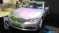 Masih dari BMW, mobil termahal selanjutnya adalah BMW 740LI Pure Excelence. Mobil ini dibanderol Rp 2.499.000.000. Foto: Rangga Rahardiansyah