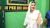 Hasnaeni Wanita Emas Moein saat memperoleh berkas pendaftaran. Sebelumnya, ia mendaftar Cagub di Partai Demokrat dan PDIP.