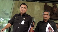 Barita Simanjuntak (kiri) keluar gedung KPK.