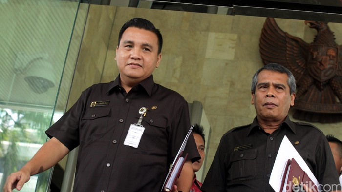 Anggota Komisi Kejaksaan (Komjak) Barita Simanjuntak menyambangi KPK untuk memastikan operasi tangkap tangan yang dilakukan di lingkungan Korps Adhyaksa. Dia menyebut ada seorang jaksa yang tengah menjalani pemeriksaan.