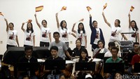 Produksi ini juga melibatkan pelatih vokal bernama Brian Masuda yang melatih pelafalan naskah Carmen yang berbahasa Prancis untuk seluruh penampil.