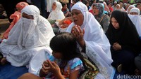 Warga menggelar doa bersama di sekitar pasar yang akan ditertibkan.