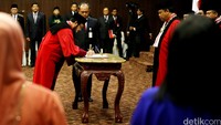 Anwar Usman menandatangani berita acara pelantikan dengan disaksikan ketua MK Arif Hidayat.