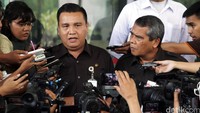 Barita Simanjuntak (kiri) memberikan keterangan pers terkait kedatangannya ke gedung KPK.