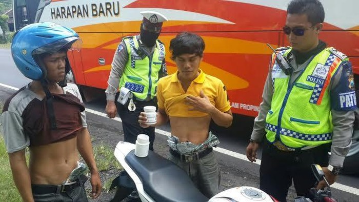 Pemuda ini Simpan Ribuan Butir Pil Koplo di Perut