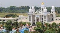 JOP memiliki desain bangunan berkubah. Arsitekturnya bergaya Timur Tengah. JOP tidak jauh dari Pantai Bandengan (Angling/detikTravel)
