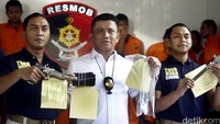 Polisi menunjukkan barang bukti mulai dari senjata api mainan hingga handphone.