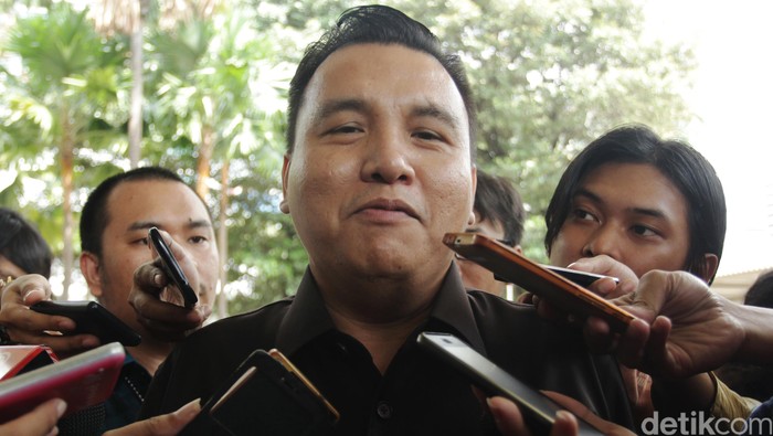 Anggota Komisi Kejaksaan (Komjak) Barita Simanjuntak menyambangi KPK untuk memastikan operasi tangkap tangan yang dilakukan di lingkungan Korps Adhyaksa. Dia menyebut ada seorang jaksa yang tengah menjalani pemeriksaan.