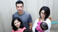 Primus, Jihan dan empat anaknya saat ditemui di kawasan Bintaro, Tangerang Selatan, Minggu (10/4/2016). Pool/Palevi S/detikFoto.