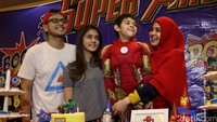 Pada acara ulang tahun Arsen yang digelar di kawasan Bintaro, Tangerang Selatan, Minggu (10/4/2016), Rifky juga menggandeng kekasihnya, Biby Alraen. Pool/Palevi S/detikFoto.