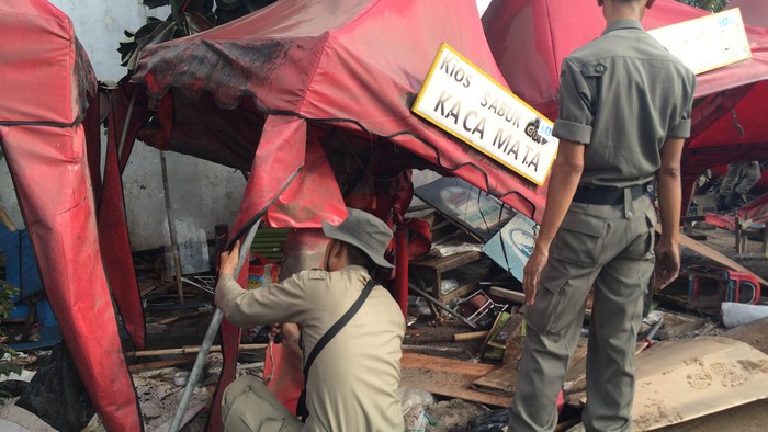 Satpol PP Mulai Bongkar Beberapa Kios yang Kosong di Luar Batang