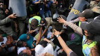 Warga doa bersama serta menolak penertiban.