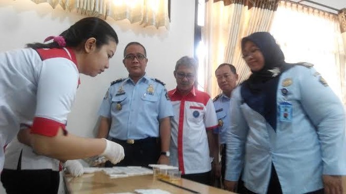 Pegawai Kantor Imigrasi Blitar Tes Urine Mendadak