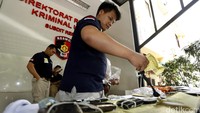 Polisi menggelar barang bukti.