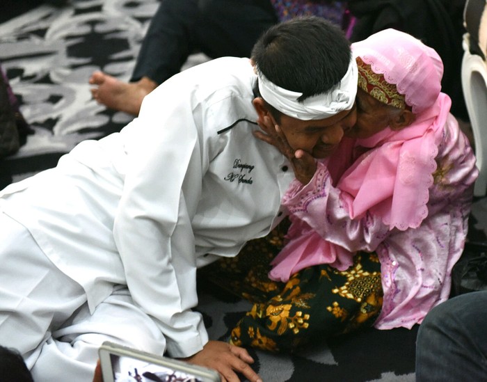 Kecupan Nenek 116 Tahun Jadi Kado Ulang Tahun Bupati Dedi