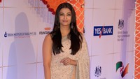 Sementara Aishwarya Rai terlihat sangat menawan dibalut sari Sabyasachi pink muda. Chris Jackson/Getty Images/detikFoto.
