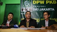 Jurnalis yang juga menjabat sebagai Pemimpin Umum RM Online Teguh Santosa (tengah) memberikan alasannya mendaftar lewat PKB.