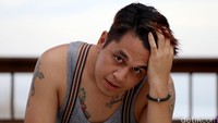 Pesinetron Ganteng-Ganteng Serigala itu mengekspos tato-tato yang menghiasi tubuhnya.