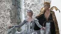 Charlize Theron masih dipercaya untuk memerankan  Ravenna,  harus menghadapi sang adik Freya yang diperankan oleh Emily Blunt. (Dok. Universal Pictures)