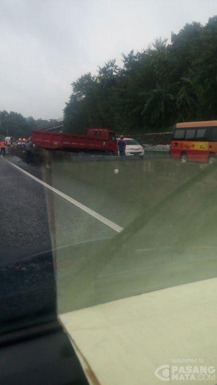 Truk Tabrak Pembatas Jalan di Km 93 Tol Cipularang, Lalin Arah Jakarta Macet