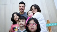Kehangatan Primus Yustisio dan Jihan Fahira bersama anak-anaknya. Foto: Palevi S/detikHOT