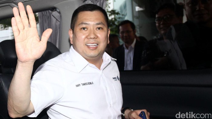 HT Usai Jalani Pemeriksaan di Kejagung

CEO MNC Group Hary Tanoesoedibjo meninggalkan gedung  Kejaksaan Agung seusai menjalani pemeriksaan, Jakarta, Senin (11/04/2016). Hary Tanoe memenuhi panggilan penyidik Kejaksaan Agung untuk dimintai keterangannya sebagai saksi kasus dugaan korupsi retribusi pajak PT Mobile8 Telecom. Grandyos Zafna/detikcom