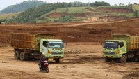 Dua buah truk tampak beraktivitas dalam pembangunan Tol Trans Sumatera, Sabtu (09/04/2016). 
