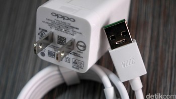 Charger berikut kabelnya berteknologi VOOC, yang mampu mengisi ulang daya baterai dengan kecepatan tinggi. Foto: detikINET - Anggoro Suryo Jati