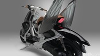 Panel bodi samping bagian belakang bisa dibuka ke atas seperti mobil dengan pintu gunting. Jika panel bodi itu dibentangkan maka akan memperlihatkan roda belakang beserta suspensinya. Foto: Yamaha Eropa