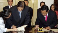 Whu Zhi Ming (kiri) dan Sri Sultan Hamengku Buwono X (kanan) menandatangani kerja sama.