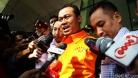 Ojang terlihat telah mengenakan rompi tahanan warna oranye saat keluar dari ruang pemeriksaan sekitar pukul 16.16 WIB, Selasa (12/4/2016).