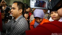 Jaksa penuntut di Kejati Jabar Devyanti Rochaeni keluar dari gedung Komisi Pemberantasan Korupsi usai diperiksa Selasa (12/4).