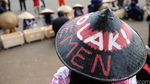Aksi Membeton Kaki di Depan Istana