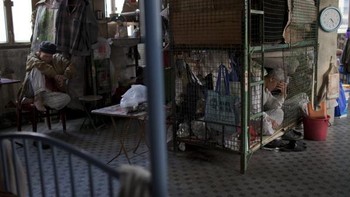 Tak semua warga Hong Kong punya tempat tinggal yang layak. Beberapa manula bahkan harus rela hidup di tempat semacam ini. Foto: Getty Images