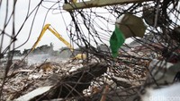 Alat berat membersihkan puing-puing sisa bongkaran di kawasan Pasar Ikan Luar Batang, Penjaringan, Jakarta Utara, Selasa (12/4/2016).
