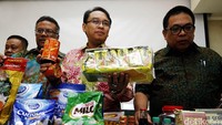 Kepala Badan POM, Roy Sparringga, memeperlihatkan barang bukti produk pangan ilegal yang disita oleh Badan POM di Gedung C Badan POM, Jakarta, Selasa (12/04/2016).