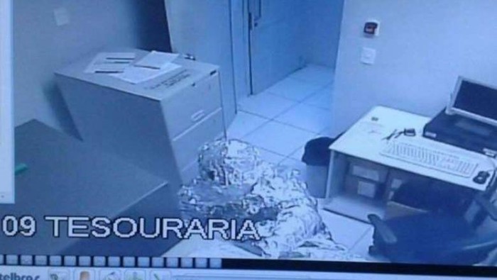 Berbalut Aluminium Foil, 2 Pria Rampok Bank di Brasil