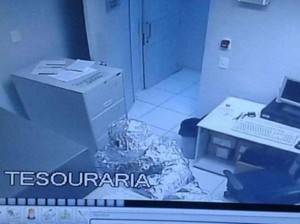 Berbalut Aluminium Foil, 2 Pria Rampok Bank di Brasil