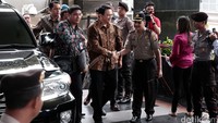 Ahok tiba di KPK sekitar pukul 09.05 WIB. Dia tampak disambut oleh seorang polisi yang bertugas di KPK.