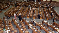 DPR menggelar rapat paripurna di masa sidang ke IV. Dari total 559 anggota, hanya 309 anggota dewan yang hadir rapat dengan agenda utama penyampaian Ikhtisar Semester II hasil Pemeriksaan BPK tahun 2015 dan revisi UU Terorisme.