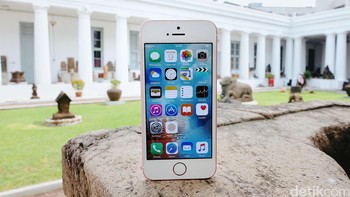 Meski sudah cukup ketinggalan zaman, iPhone SE sepertinya masih ada peminatnya, terutama yang ingin ponsel iPhone ukuran kecil. Foto: detikINET/afr